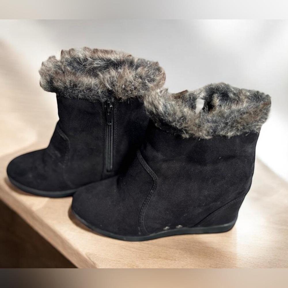 ⭐️ Just fab size 5.5 black suede booties with fur lining inside heeled bootie.